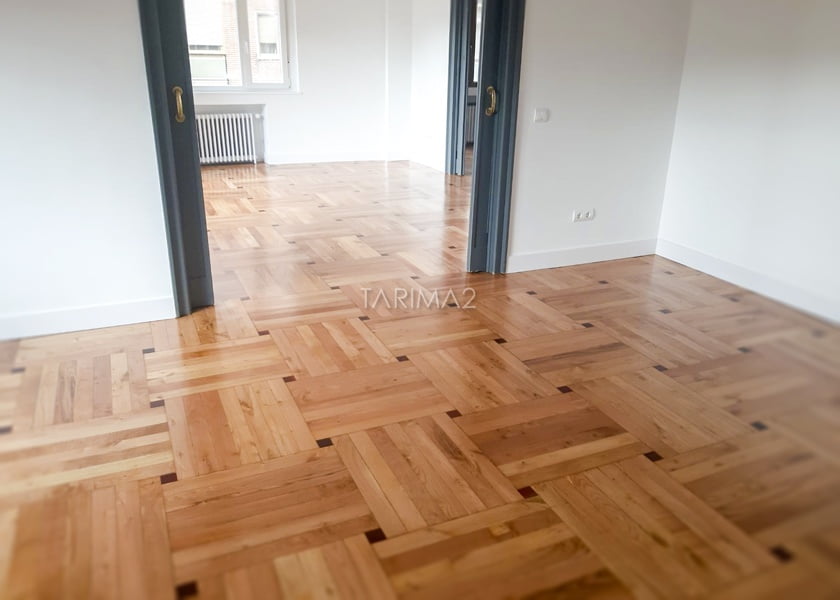 Trabajos en baldosa de madera de Tecniparq