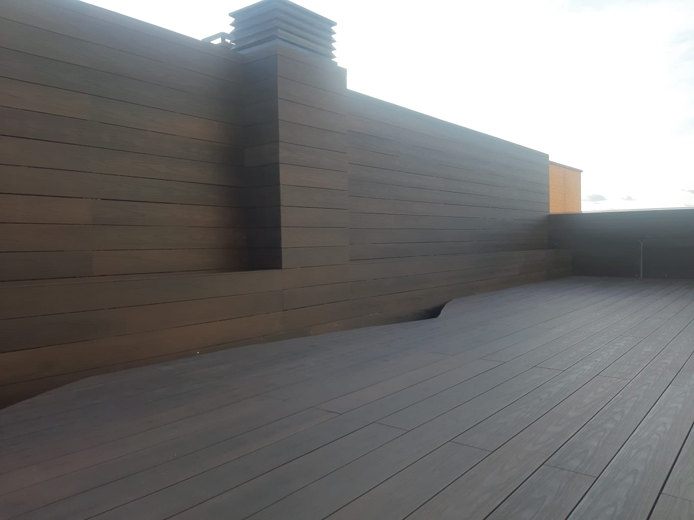 Instalación suelo y revestimiento madera natural exterior en Ático