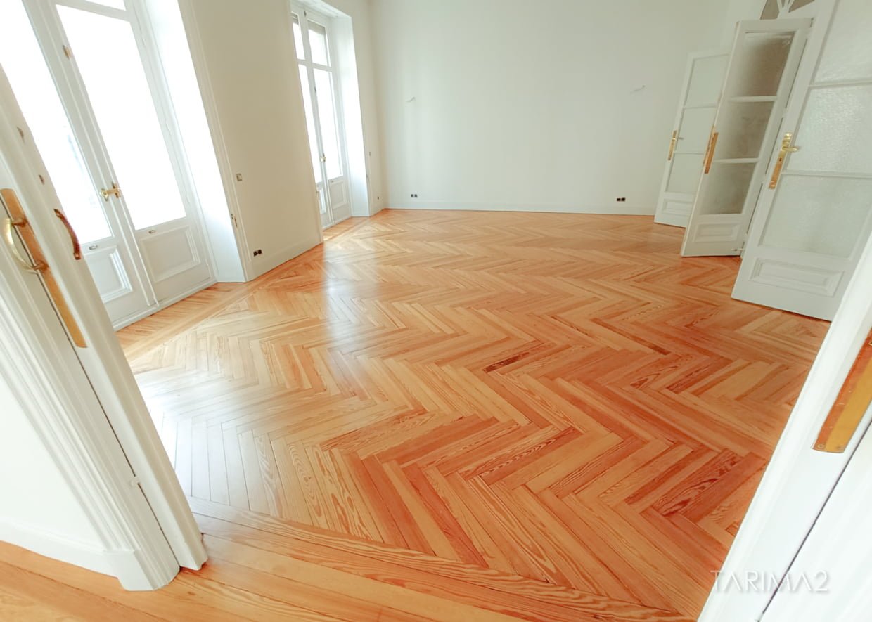 Suelo de madera natural TecniparqPino Mellix viejo %22Los Australes%22