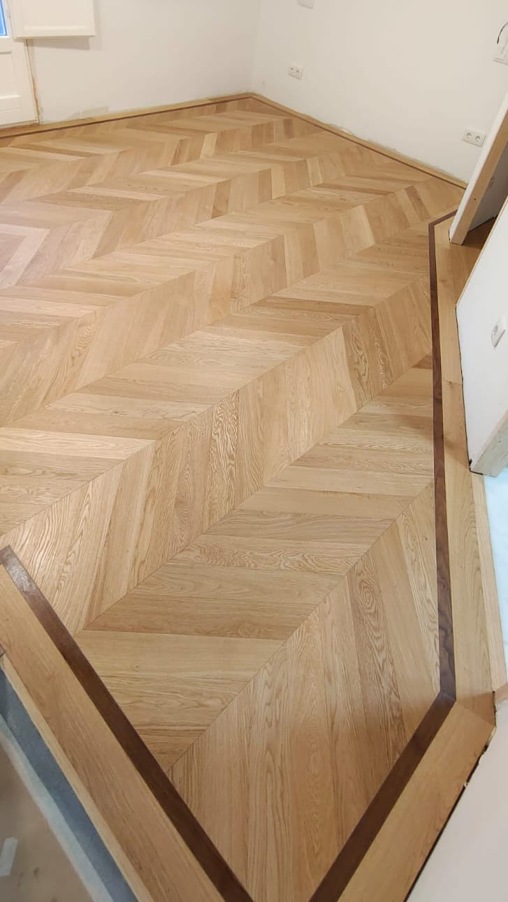 Instalación de tarima maciza de roble en espiga chevron