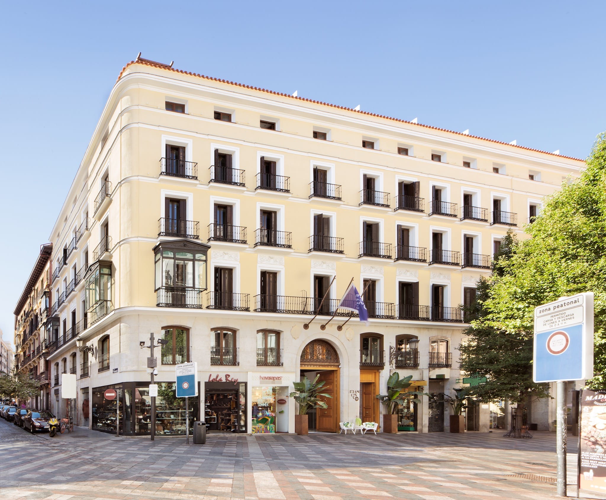 Tarima de madera natural en el Hotel Francisco I – Madrid