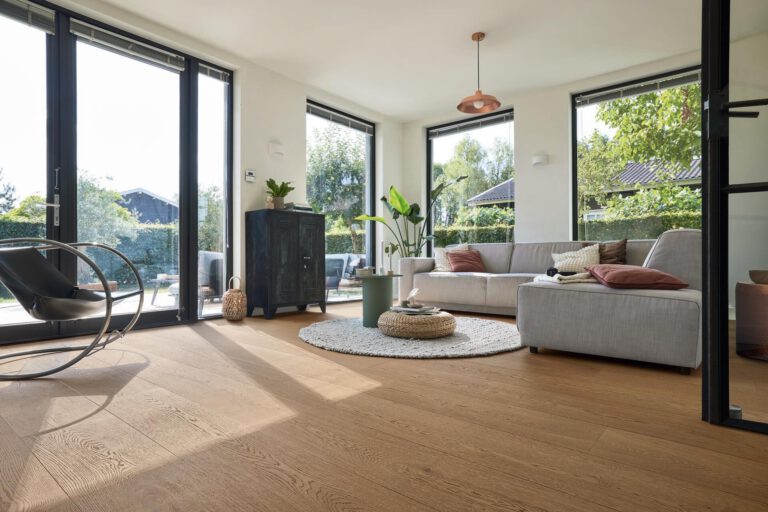 Suelo de madera Lindura HD 400 Roble auténtico marrón barro 20225 barnizado ultramate