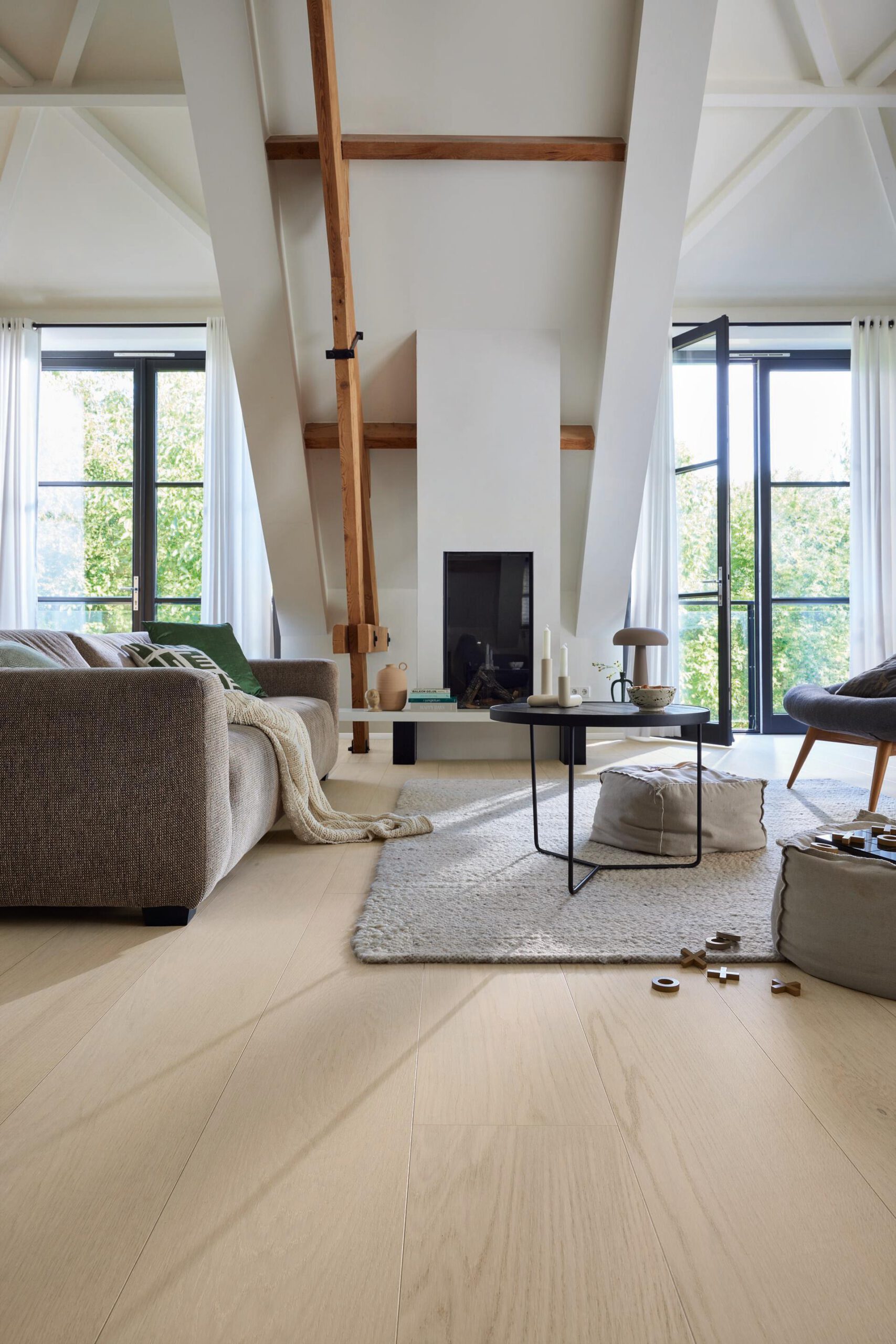 Suelo de madera Lindura HD 400 Roble natural blanco perla 20229 barnizado ultramate - Imagen 3
