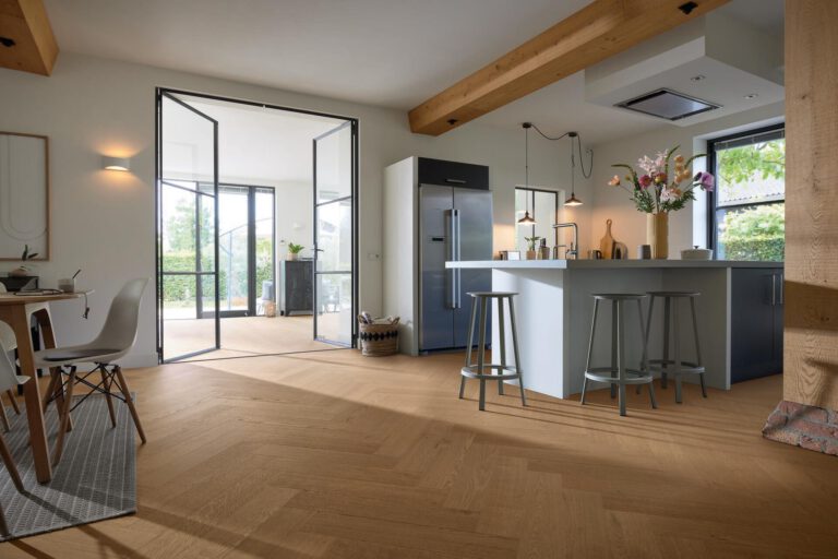 Suelo de madera Lindura HS 500 Roble clásico marrón barro 20233 barnizado ultramate