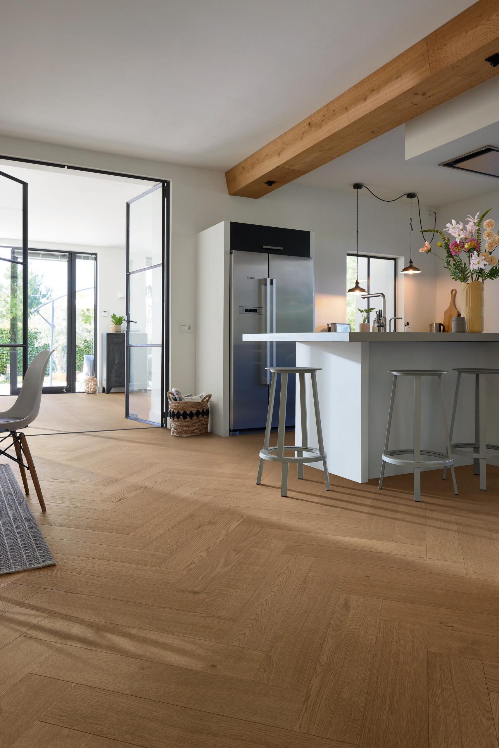 Suelo de madera Lindura HD 400 Roble auténtico marrón barro 20225 barnizado ultramate - Imagen 4