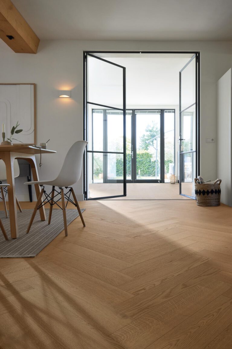 Suelo de madera Lindura HS 500 Roble clásico marrón barro 20233 barnizado ultramate