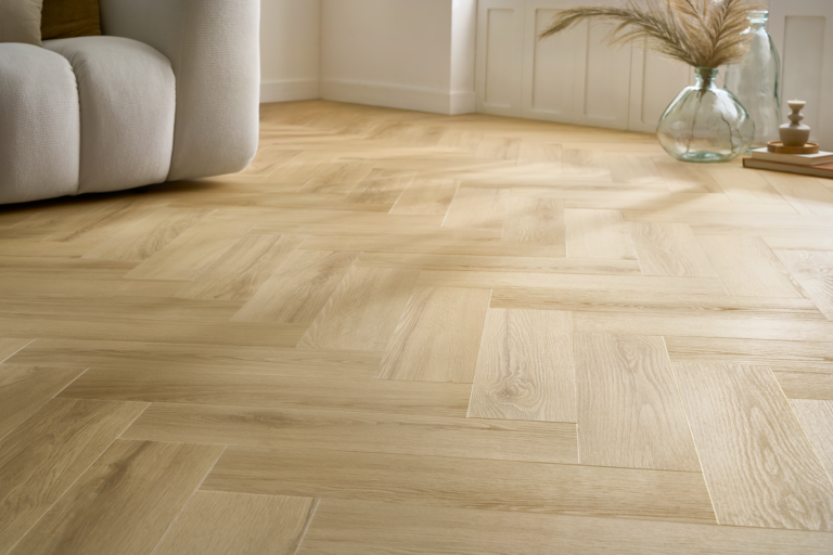 Suelo vinílico Arbiton Amaron Herringbone EIR ACOUSTIC - DĄB PRINCETON - 6.3mm/0.55mm - Detalle 1